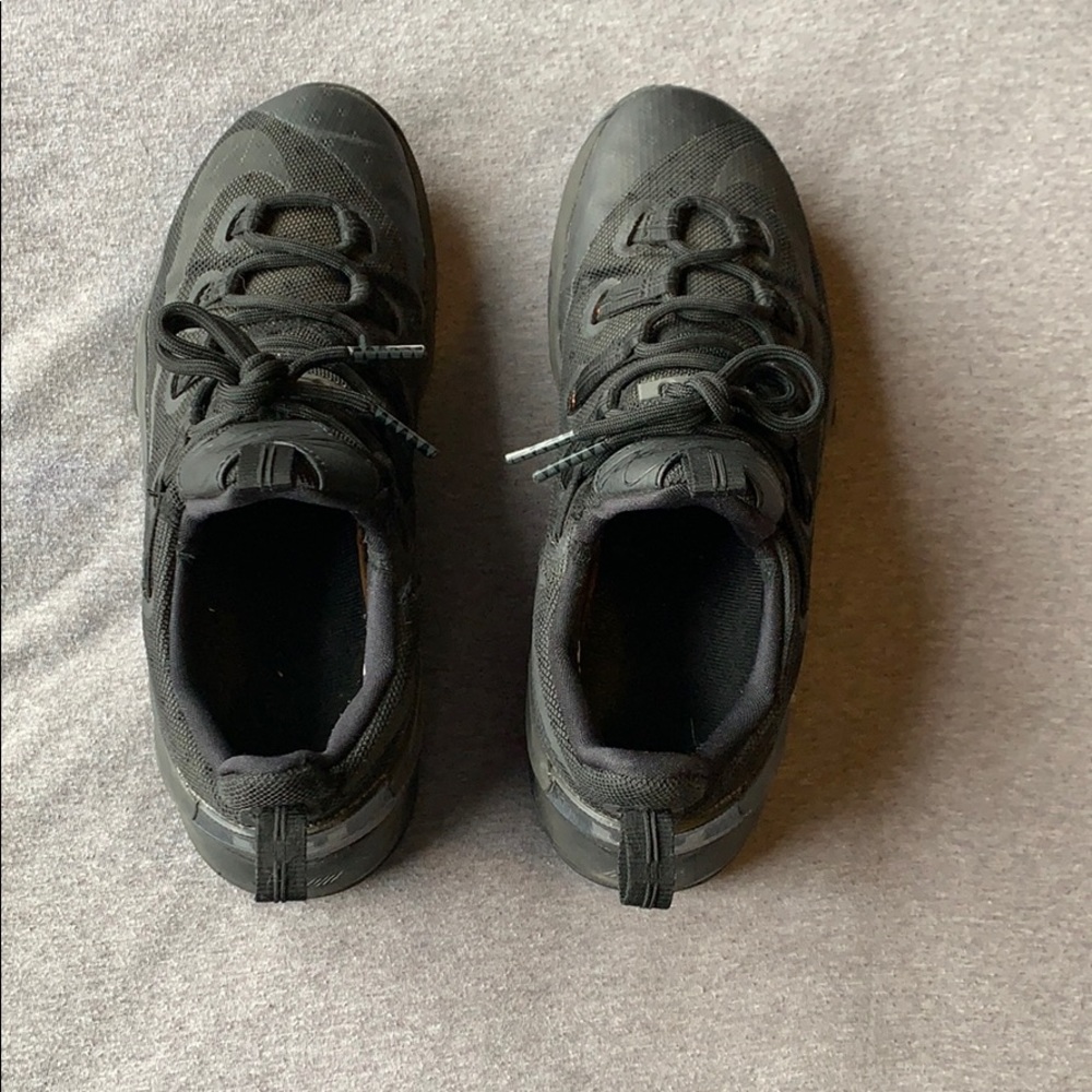 Lebron 13’s low triple black - Picture 2 of 5